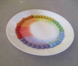 Experiment: Mit Smarties und etwas Wasser entsteht ein toller Regenbogeneffekt.